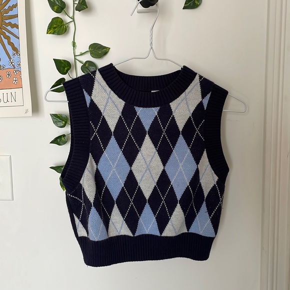 cropped knit blue sweater vest - Picture 2 of 3